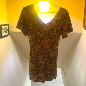 Cute Romper !!! Size Small Flattering cut out